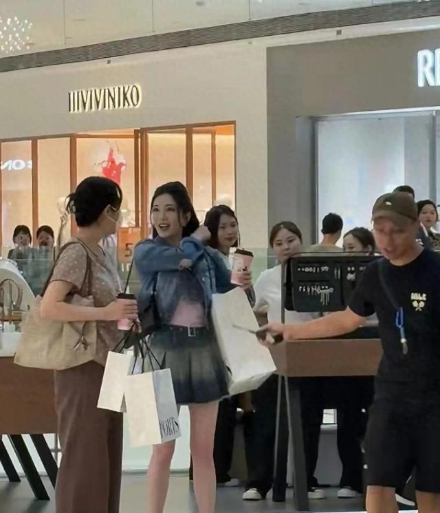 江疏影在成都万象城购物，腿又白又细身材好，比普通人好看多了