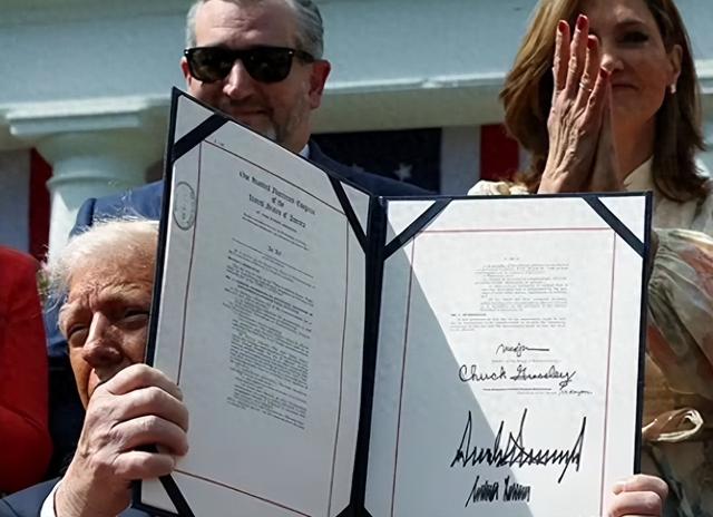 天下要大乱了，美国公布最新战略：为了中国，特朗普决心放弃世界