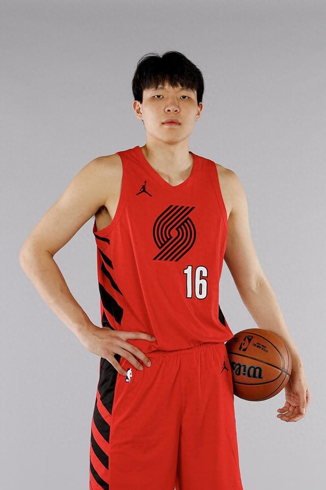 杨瀚森新秀合同4年2139万美元，周琦2年132万，姚明和易建联呢？