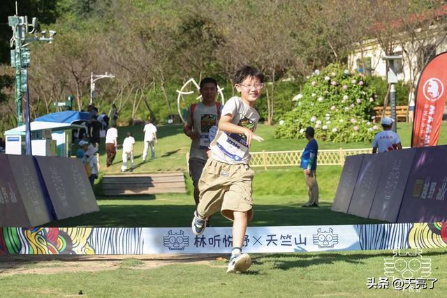 远离补习班，奔向山野间：我们用一身泥土，换回一个“开挂”的娃