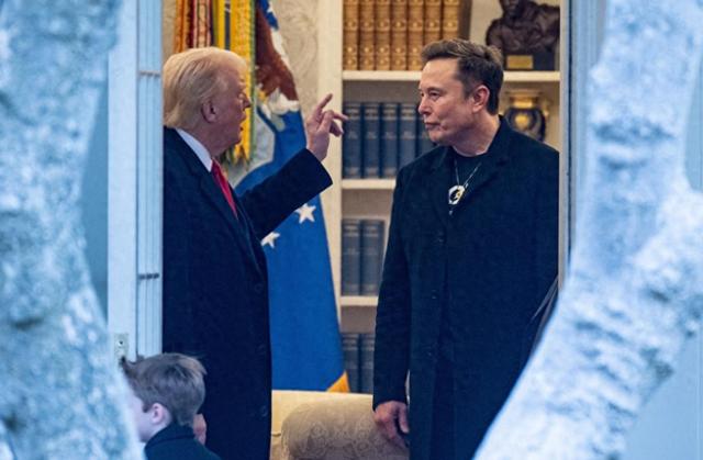 马斯克为何敢和特朗普作对？特朗普调查发现：NASA已离不开SpaceX