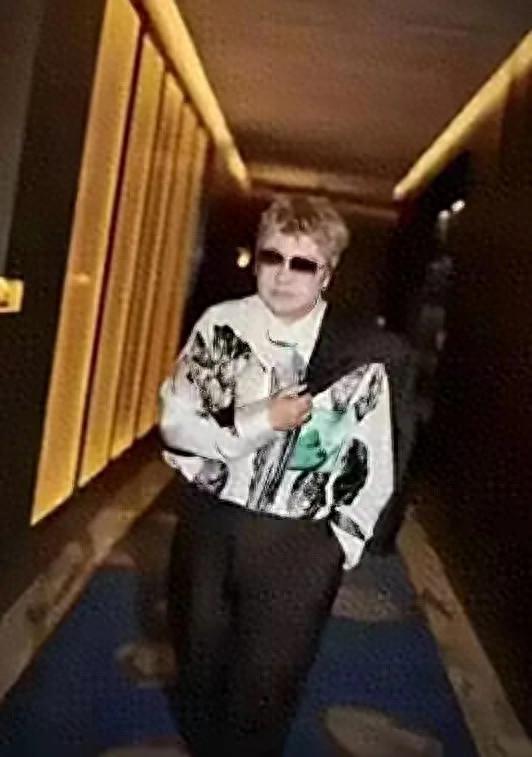55岁韩红瘦后似换个人,穿花衬衫不丑,意外时髦年轻,气质拉风