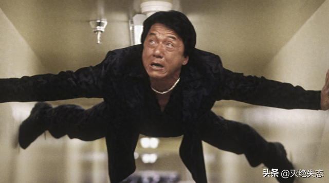 官媒对成龙的称呼变了，三字之差释放强烈信号，王晶那番话没说错