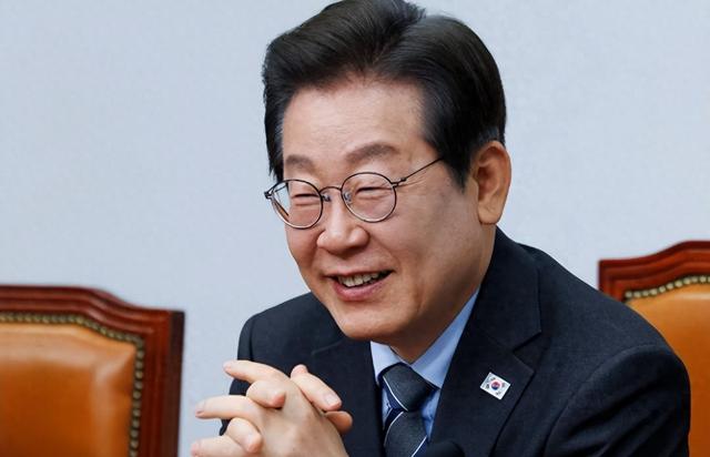脸丢光了！李在明从美国回来后，决定对华试行免签，特朗普反手一耳光，韩国在美面前没有选择权