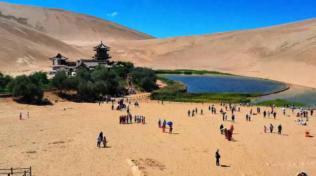 敦煌鸣沙山月牙泉景区秋季旅游热度不减