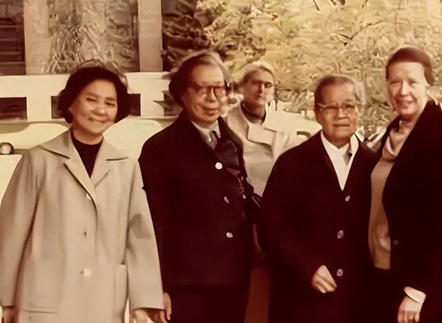 1979年中国女代表访问美国，一餐厅老板说：在朝鲜我当过您的俘虏