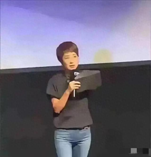 马伊琍这条裤子太绝了！男主持人盯了3秒，反应成全场焦点