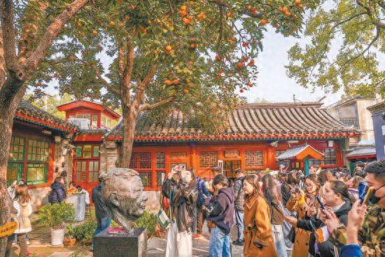 老舍故居“丹柿小院”因秋景出圈