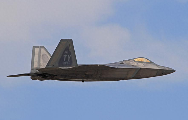 美国空军很“绝望”，中国歼36飞跃2万米高度，F22连影子都够不到