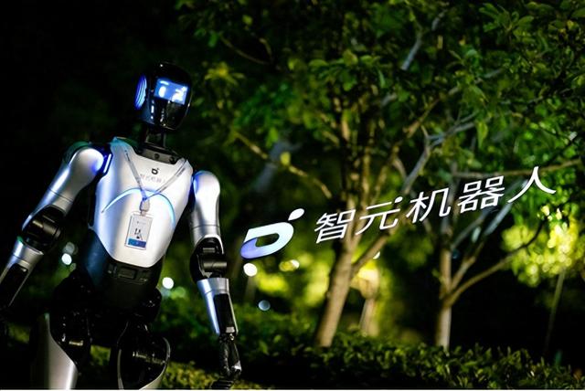 智元机器人直播远征A2全天不间断户外自主作业，突破卡脖技术难关