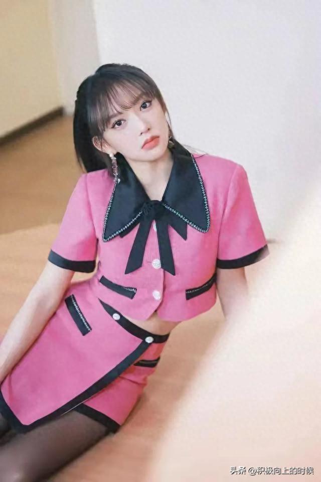 丝袜女郎下载地址（黑丝粉红女郎｜程潇）