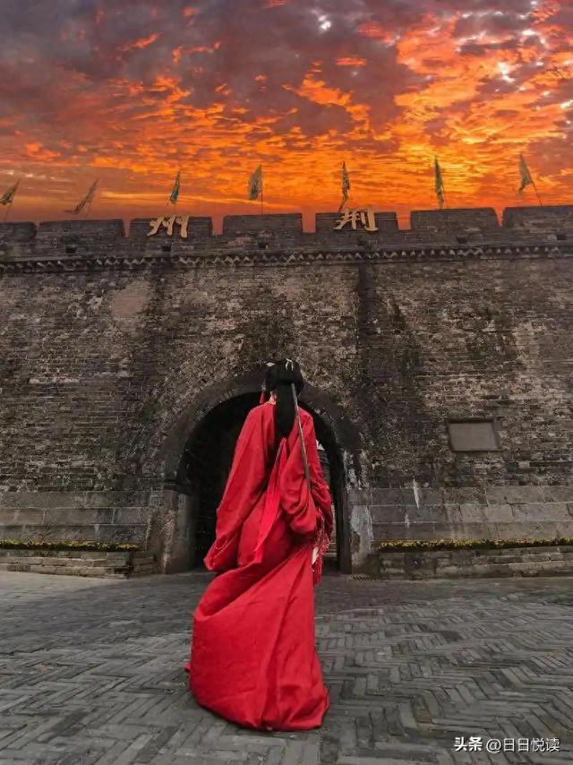 当“战国袍”刷屏之后：网红荆州的文化复兴密码