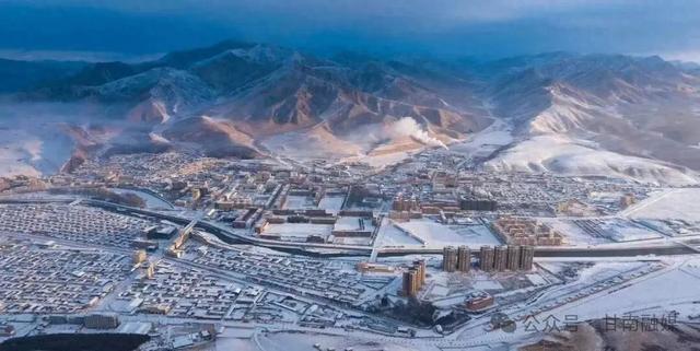 初雪染城 碌曲尽显高原浪漫