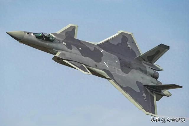 中国六代机首次"双机裸飞"，美媒惊呼技术碾压西方，重写空战规则
