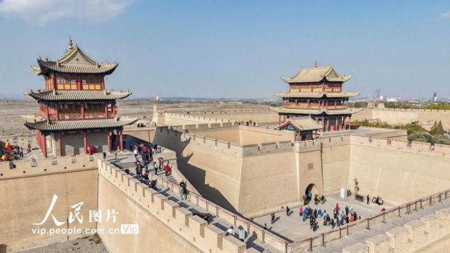 甘肃嘉峪关：大漠雄关迎宾客
