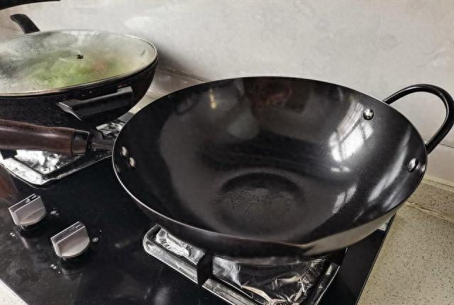 生铁锅和熟铁锅哪个对身体健康好（铁锅哪个牌子质量最好生铁锅好还是熟铁锅好看完长知识了）