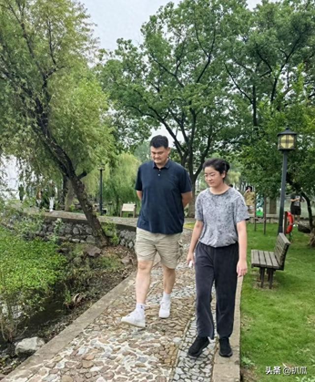 姚明一家游苏州太湖，15岁女儿打扮太老气，岳母出镜瘦又高超170