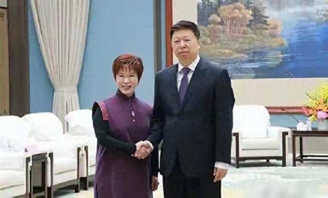 泼冷水了！洪秀柱访问大陆首次力推郑丽文，郑的做法却令人失望