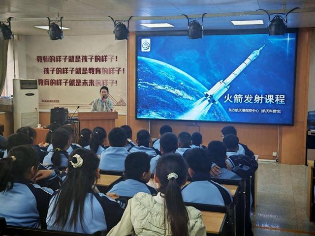 百场科技进校园！东方航天港携手开发区一中，带领学子解锁火箭奥秘