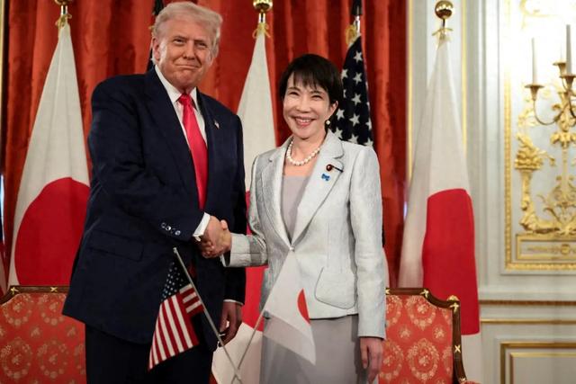 特朗普与高市早苗会晤，两人合影笑容满面，高市有意送其安倍球杆