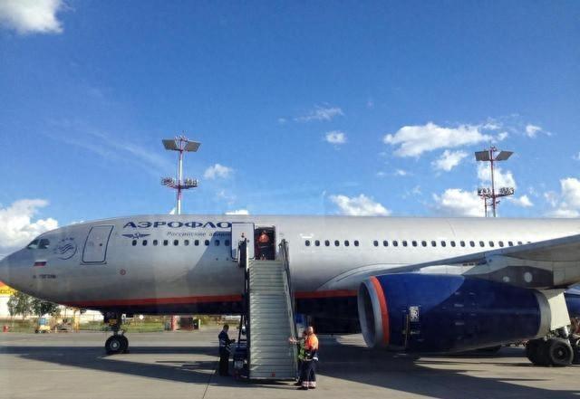 空军飞行员转业到底容不容易？转业后能否转去民航执飞？很困难