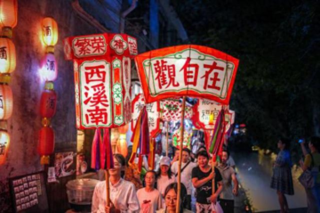 黄山市徽州区：鱼灯映古村 夜游焕新彩