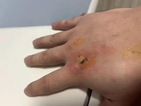 最新资讯-事发上海陌头！一辆小轿车行驶途中忽然起火，他大呼“赶紧下来！”(1)