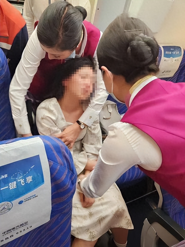 惊险！16岁少女飞机上生娃，父母男友全失联，疑感染梅毒空乘遭殃
