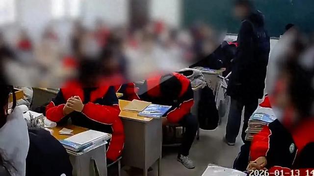 河南一学生用板凳攻击同学，多方回应：被打学生已就医检查，打人学生被开除	，教育局介入调查
