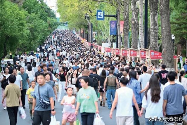 “一轴两翼” 协同发展 老街区新商圈联动绽放——新民大街历史文化街区解锁城市消费新密码