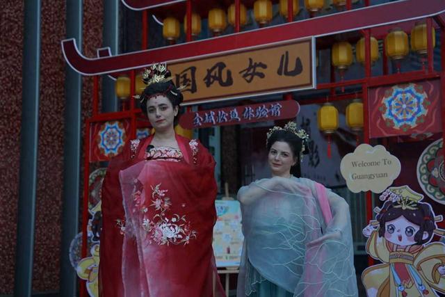 被广元女儿节“拿捏”了！外国友人初体验 直呼：来了就不想走