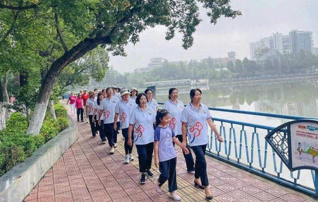 健步湖岸赏风光垃圾“清零”美家园