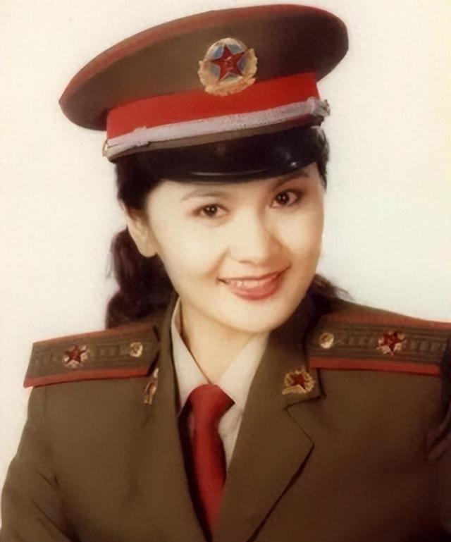 她是天生丽质的美女演员，嫁给军委副主席之子	，离婚后成知名画家
