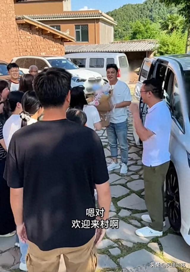 原以为金哥邀请村长是要共宿山间，却不知他们早把舒适搬去了酒店