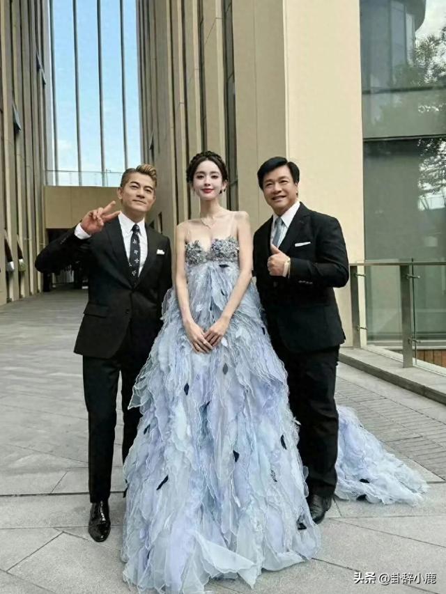 难怪郭富城忍不住合照！这女人风情万种，连我都被迷得七荤八素！
