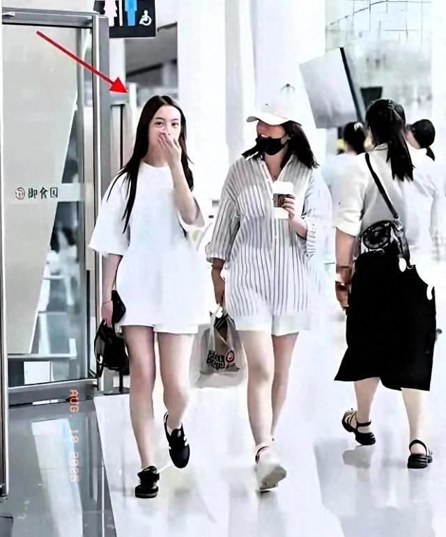 赵薇与女儿亮相上海 女儿穿黑色吊带好美 赵薇着装朴素出门非常低调