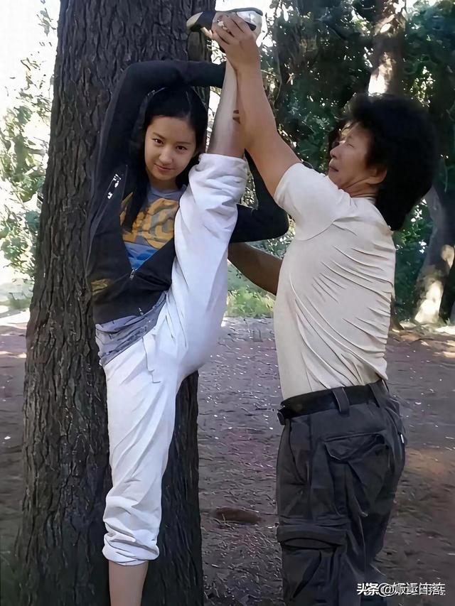 刘亦菲早年武术训练照片，我都没看出来她这么多才多艺啊