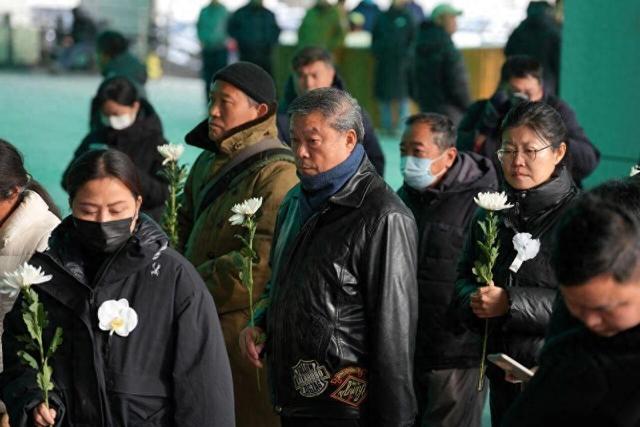 何晴告别仪式临时对外开放，十年抗癌路敲响早筛警钟