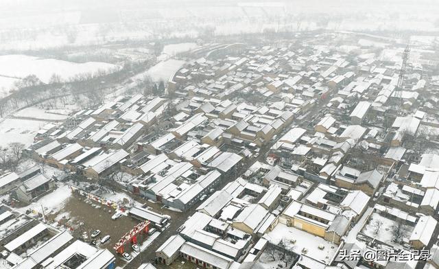 山西襄汾：初雪映丁村 古宅美如画