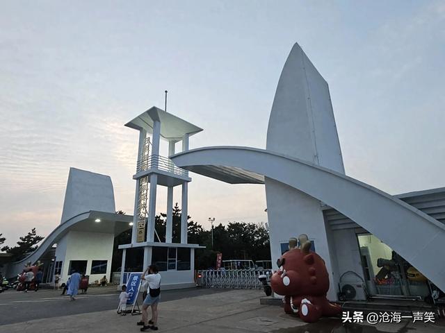 日照海滨国家森林公园大门与退役军舰，风牛马不相及，但相隔不远