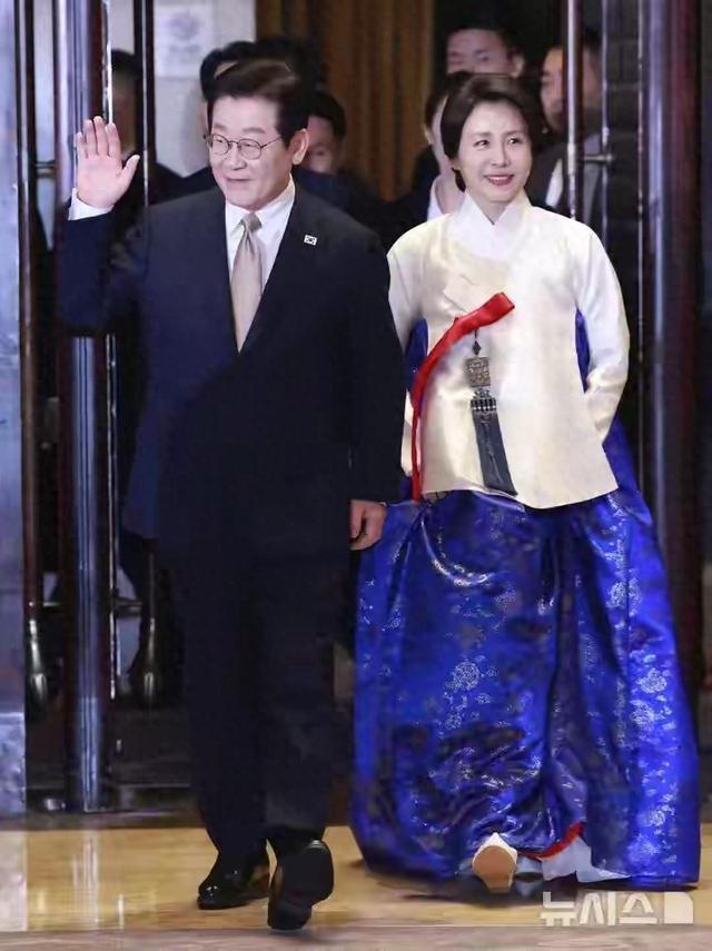 李在明夫人端庄大方，访华穿的每一套衣服，都美在我的心巴上