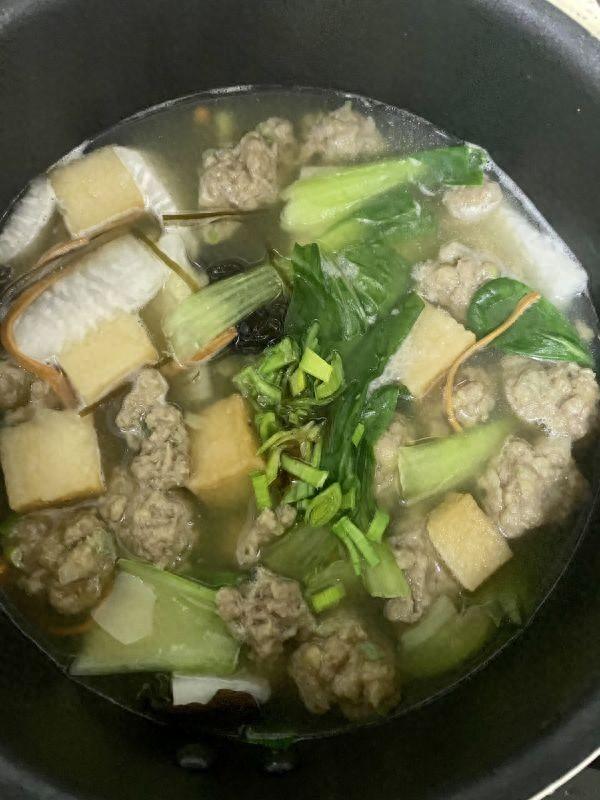 怎样做羊肉丸子（口感轻盈最适合神仙小姐姐的生汆羊肉丸子汤）