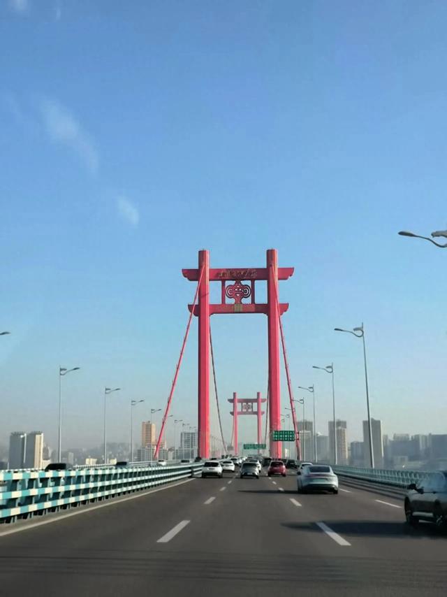 从重庆到西安七百公里，一路穿山越岭，风光无限。