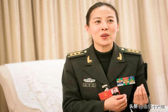 女航天员王亚平大校首次出镜，身着礼服参加建军98周年招待会