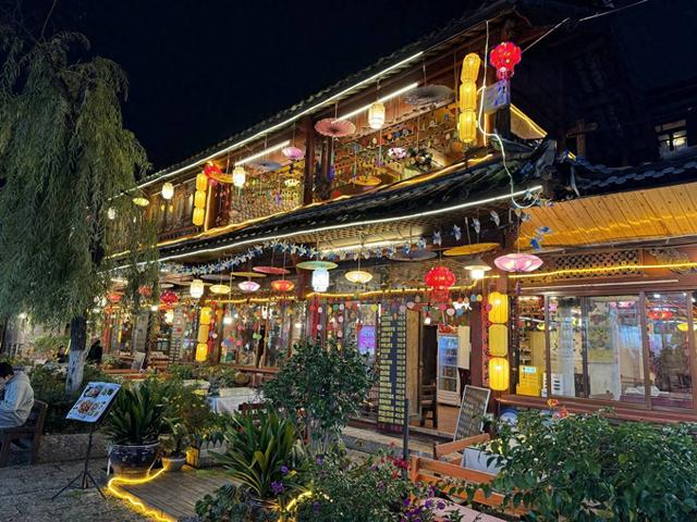 【外眼看云南】柬埔寨顶流姜思倪携家人圆梦云南：玉龙雪山遇雾亦浪漫，民宿庆生显温情