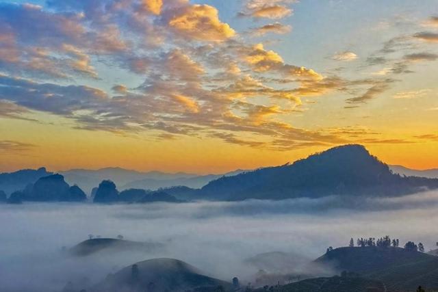 武夷山国家公园：看朝霞染云海，群山藏于雾间