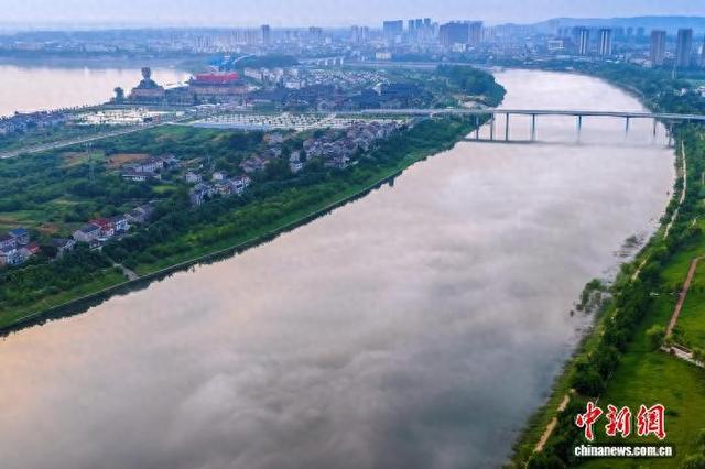 湖北宜都现平流雾景观 清江化身“云河”