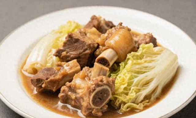 排骨炖白菜的家常做法（炖排骨加白菜绝了肉嫩菜鲜吸满汁）