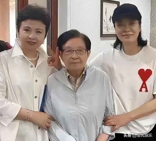 62岁毛阿敏与63岁董文华现况对比！一个豪门守寡，一个风采依旧