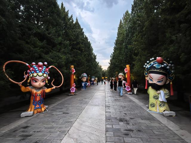 北京月坛公园彩灯准备就绪迎双节。